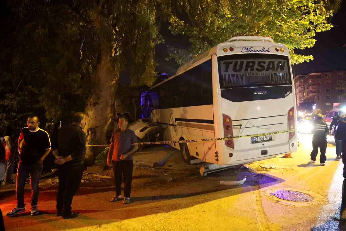 Alkollü sürücünün kullandığı minibüs iş yerine daldı: 2 yaralı