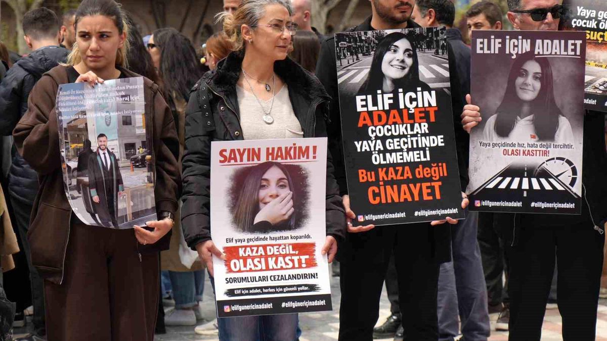 Anne ve babalar, hayatını kaybeden çocukları için Ulus Meydanı'nda bir araya geldi