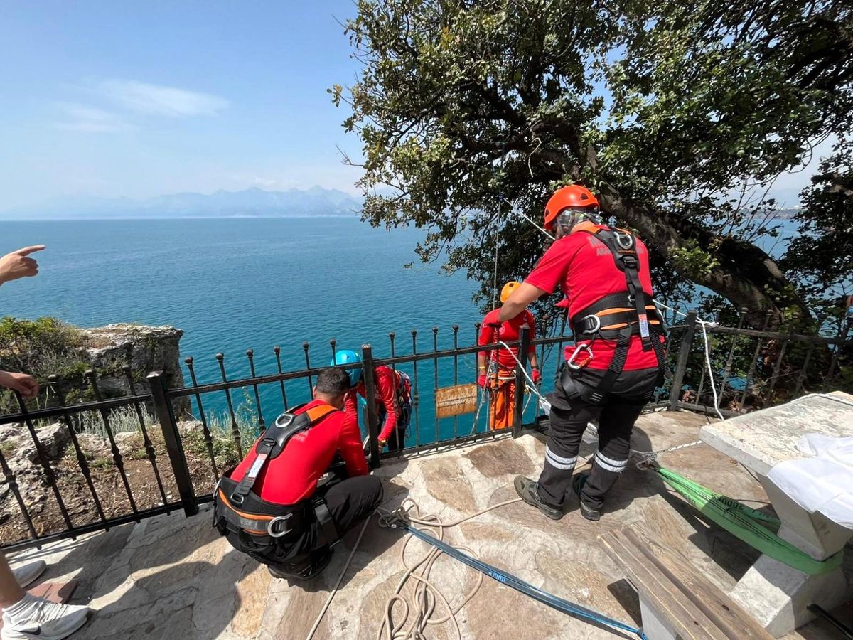 Antalya'da 40 metrelik falezlerde temizlik operasyonu