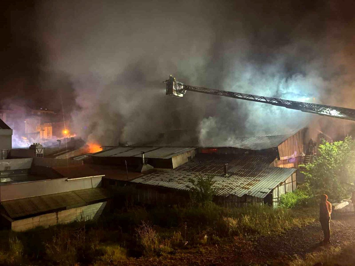 Arnavutköy'de ahşap kalıp üretim tesisinde yangın