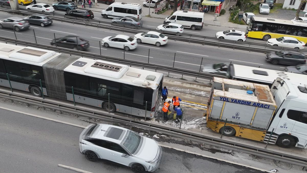 Avcılar'da metrobüste yangın