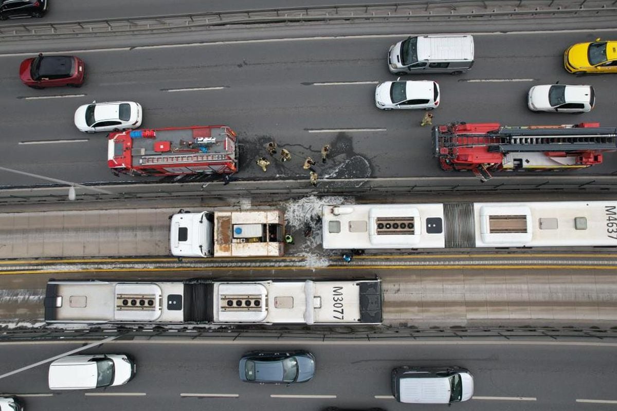 Avcılar'da metrobüsün motoru alev aldı, yolcular tahliye edildi