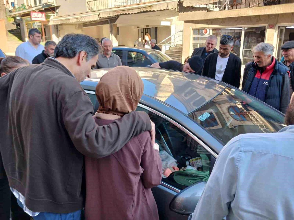 Bebek arabada kilitli kaldı; genç anne büyük korku yaşadı