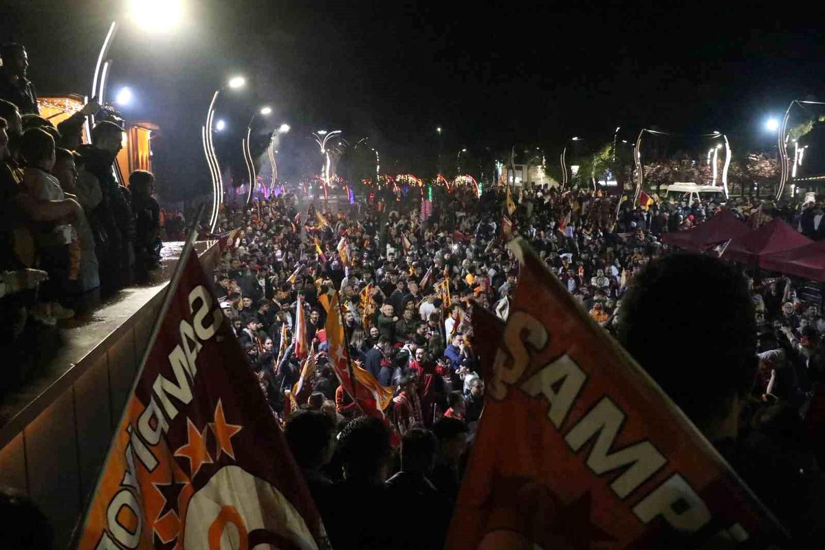 Bolulular meydanlarda Galatasaray'ın şampiyonluğunu kutladı