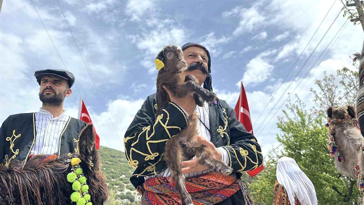 Burdur'da temsili Yörük Göçü, renkli görüntülere sahne oldu