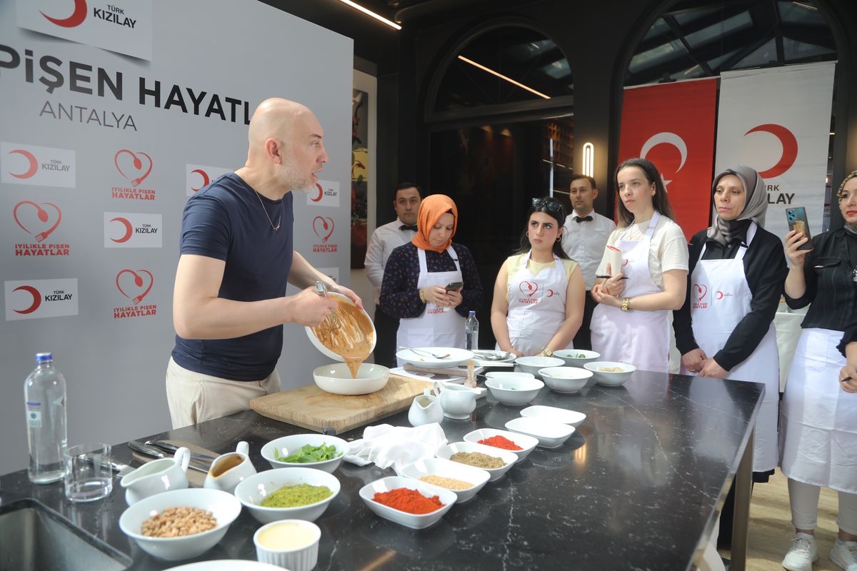 Türk Kızılay'dan depremzedelere destek: 'İyilikle Pişen Hayatlar' atölyesi Antalya'da yapıldı