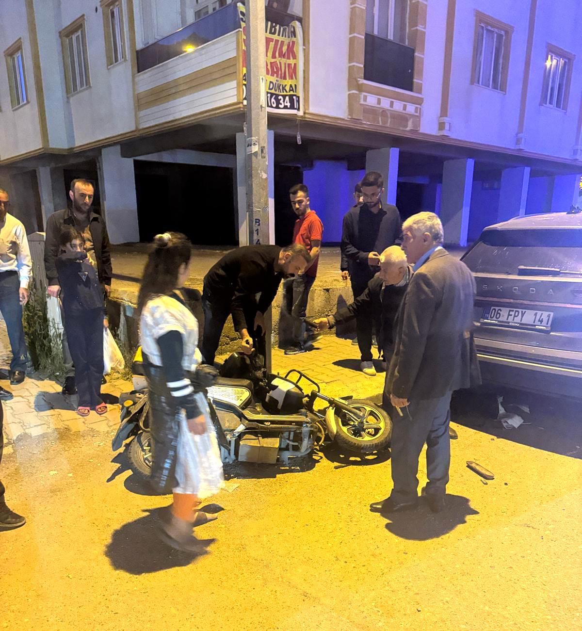 Devrilen motosikletin sürücüsü, otomobilin altında sıkıştı