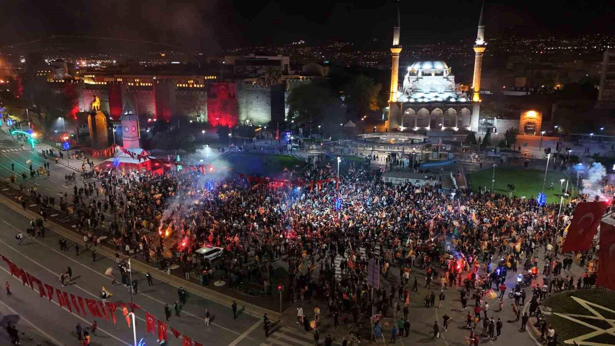 Galatasaray taraftarları Kayseri'de şampiyonluğu kutladı