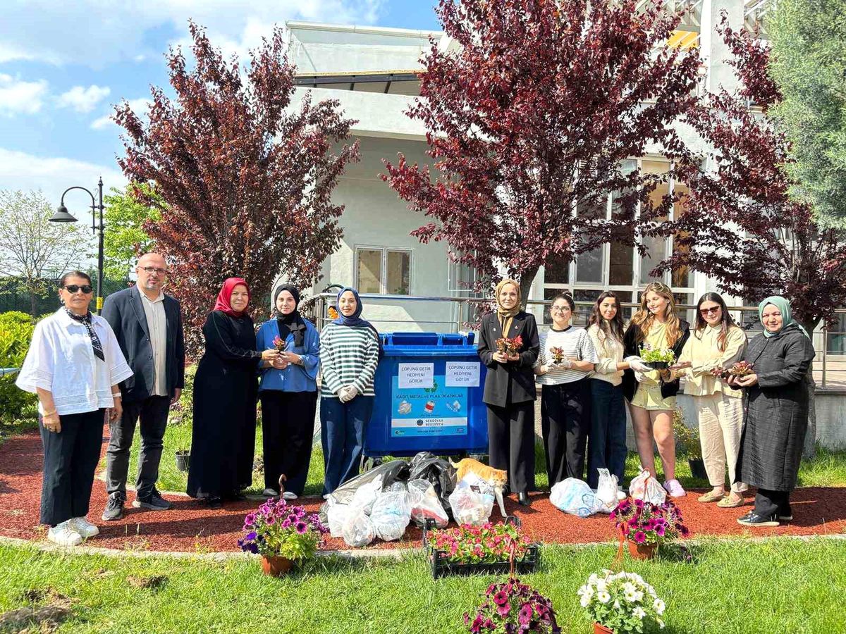 Gençlerden örnek hareket: Çöp topladılar, bahçeyi güllerle süslediler