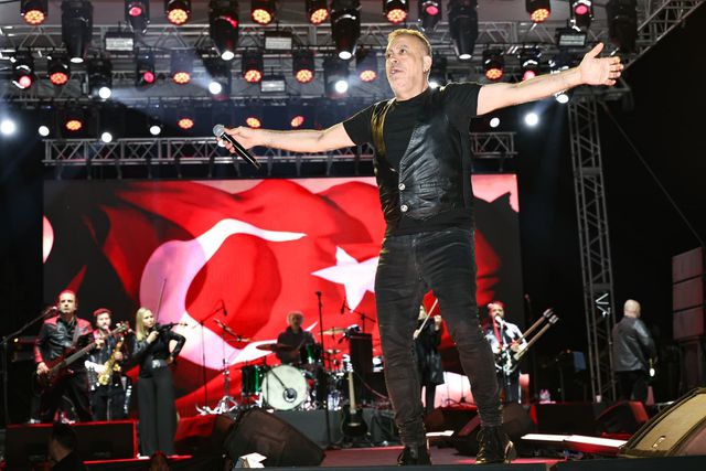 haluk levent konserde gulistan doku nun poste 10 19832076 o