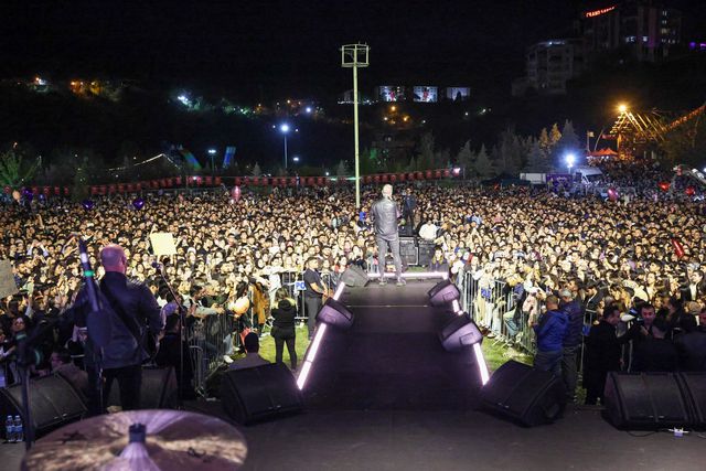 haluk levent konserde gulistan doku nun poste 3 19832076 o