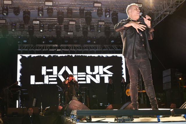 haluk levent konserde gulistan doku nun poste 9 19832076 o
