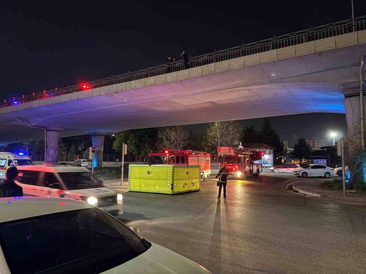 İntihar etmek için köprüye çıkan şahsı polis ikna etti