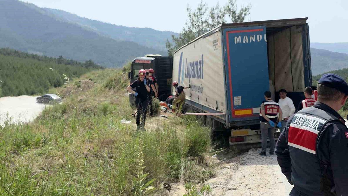 İzmir'de devrilen tırın altında kalan sürücü hayatını kaybetti