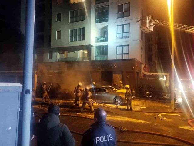 kadikoy de galeri onundeki park halindeki ara 2 19829569 o