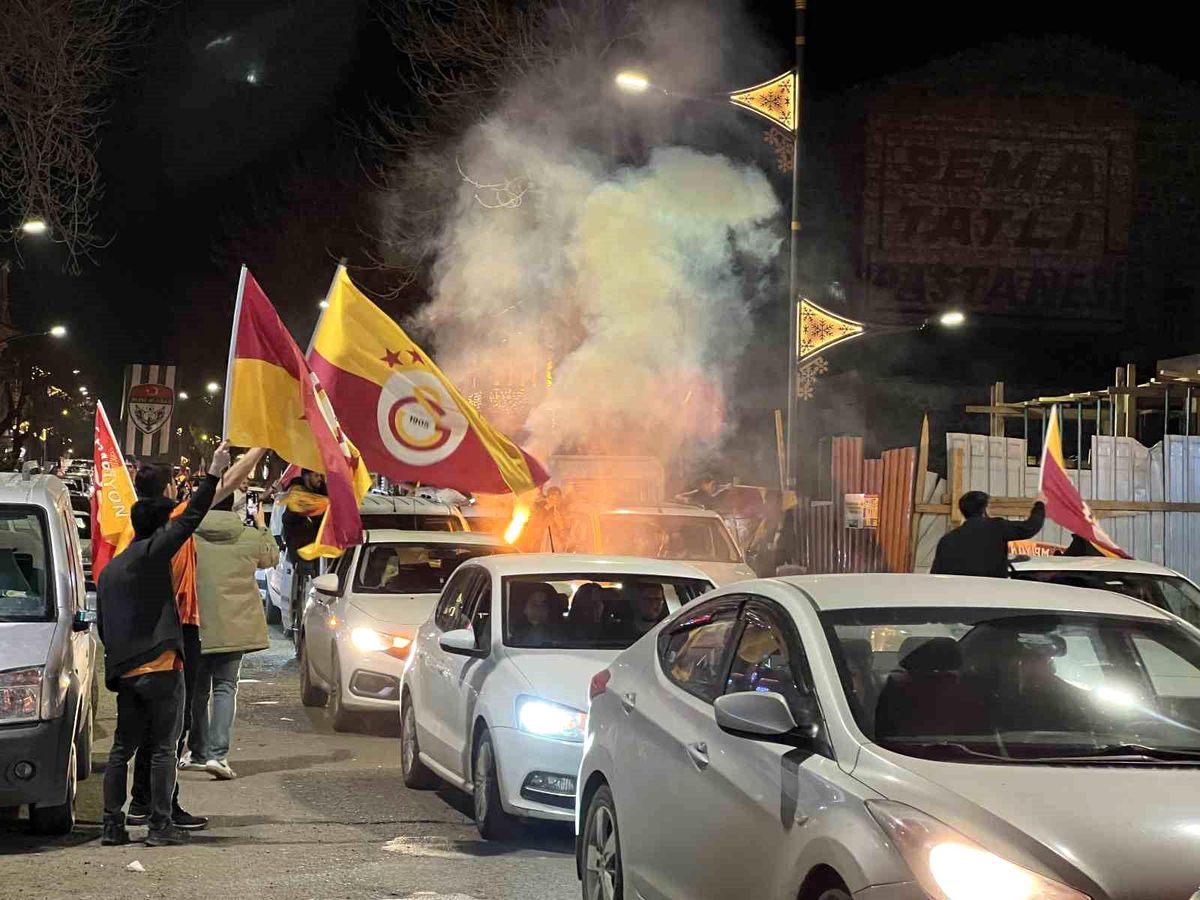 Kars'ta sarı-kırmızı gece