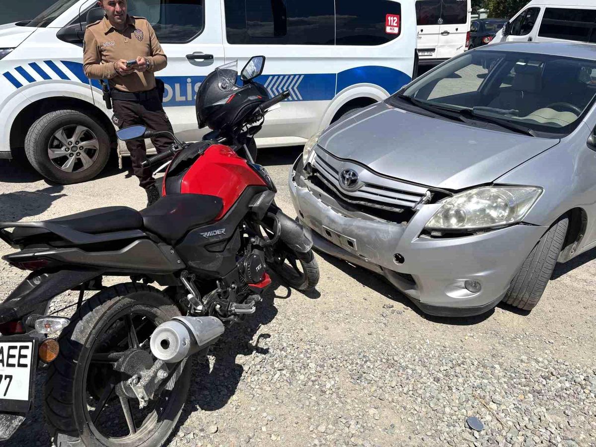 Kastamonu'da motosiklet ile otomobil çarpıştı: 2 yaralı