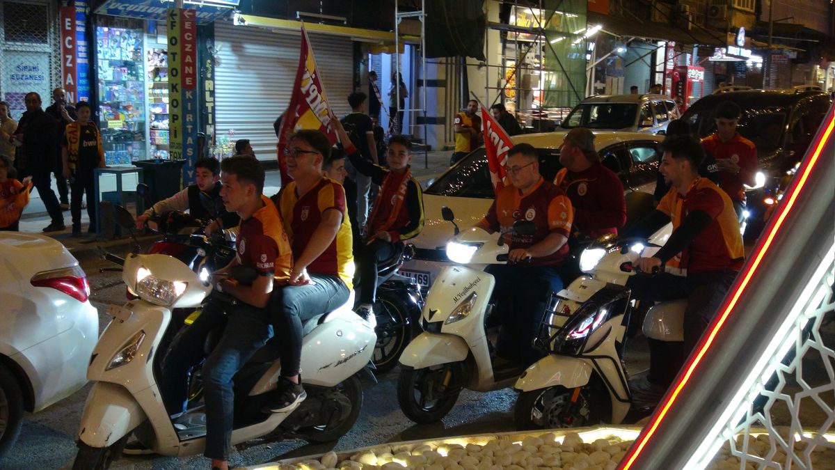 Kilis'te Galatasaray'ın şampiyonluğu coşkuyla kutlandı / Görüntü eklendi