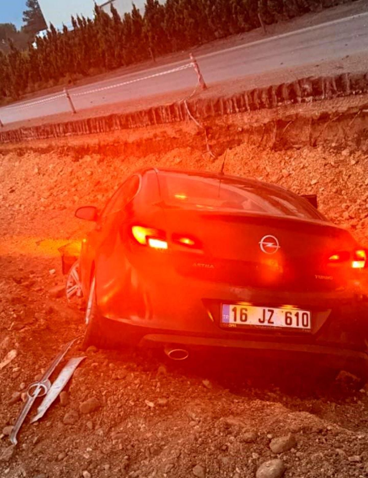 Kontrolden çıkan otomobil inşaata uçtu: 2 yaralı