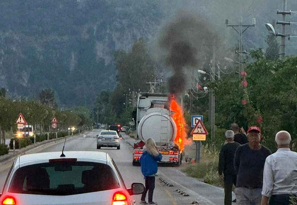 Lastiği patlayan yakıt tankeri alev aldı