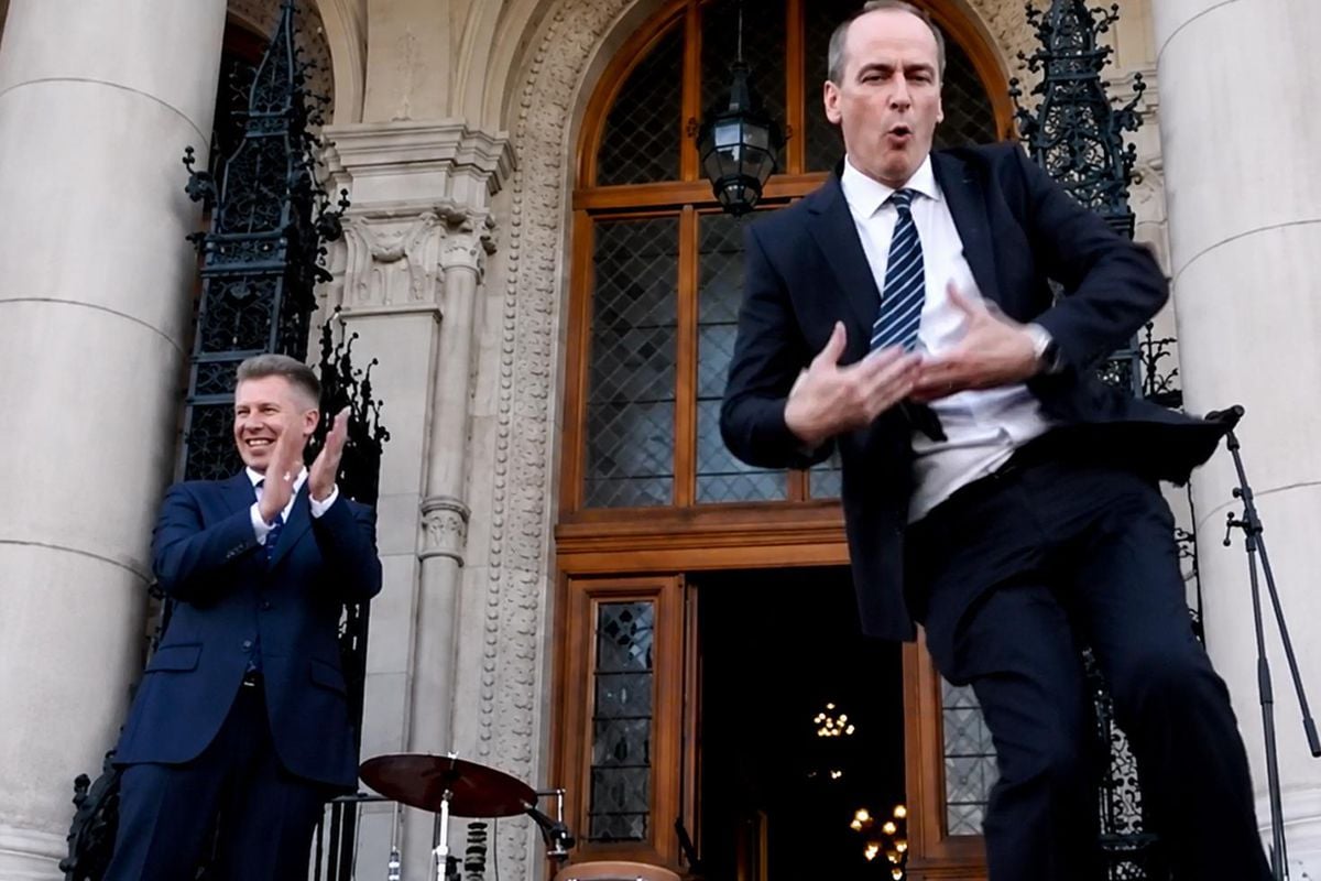 Macaristan'da yeni dönem dansla başladı, yeni sağlık bakanı meydanı danslarıyla coşturdu