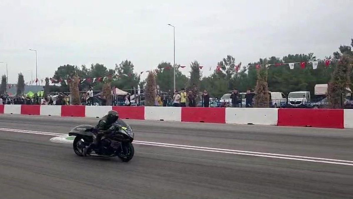 Motodrag yarışlarında bariyerlere çarpan motosikletin sürücüsü yaralandı