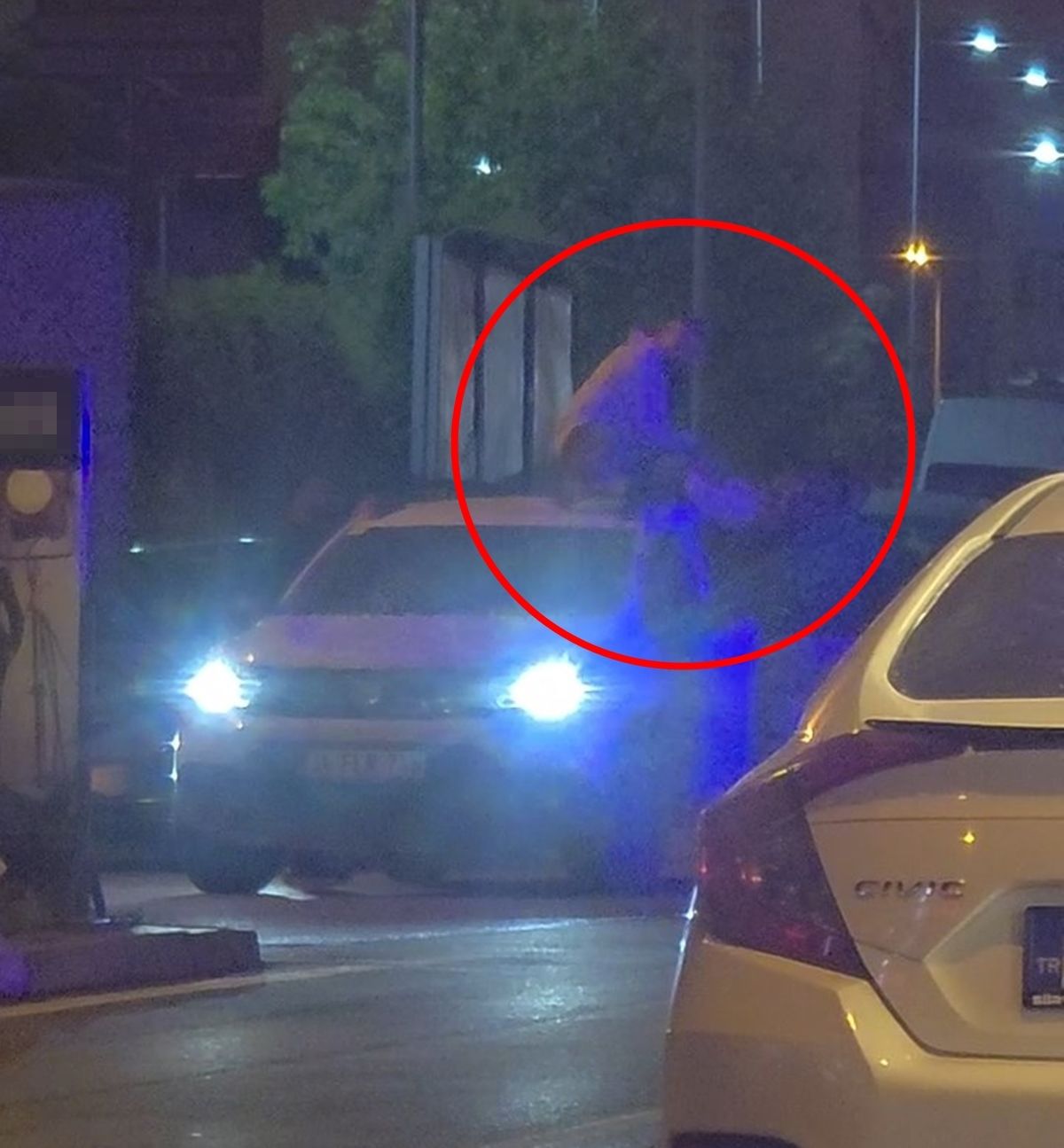 Siirt'te madde bağımlısı kişi otomobilin tavanına çıktı