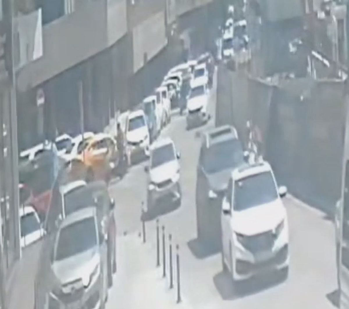 Pendik'te Motosiklet Sürücüsüne Afiş Parçaları Çarptı