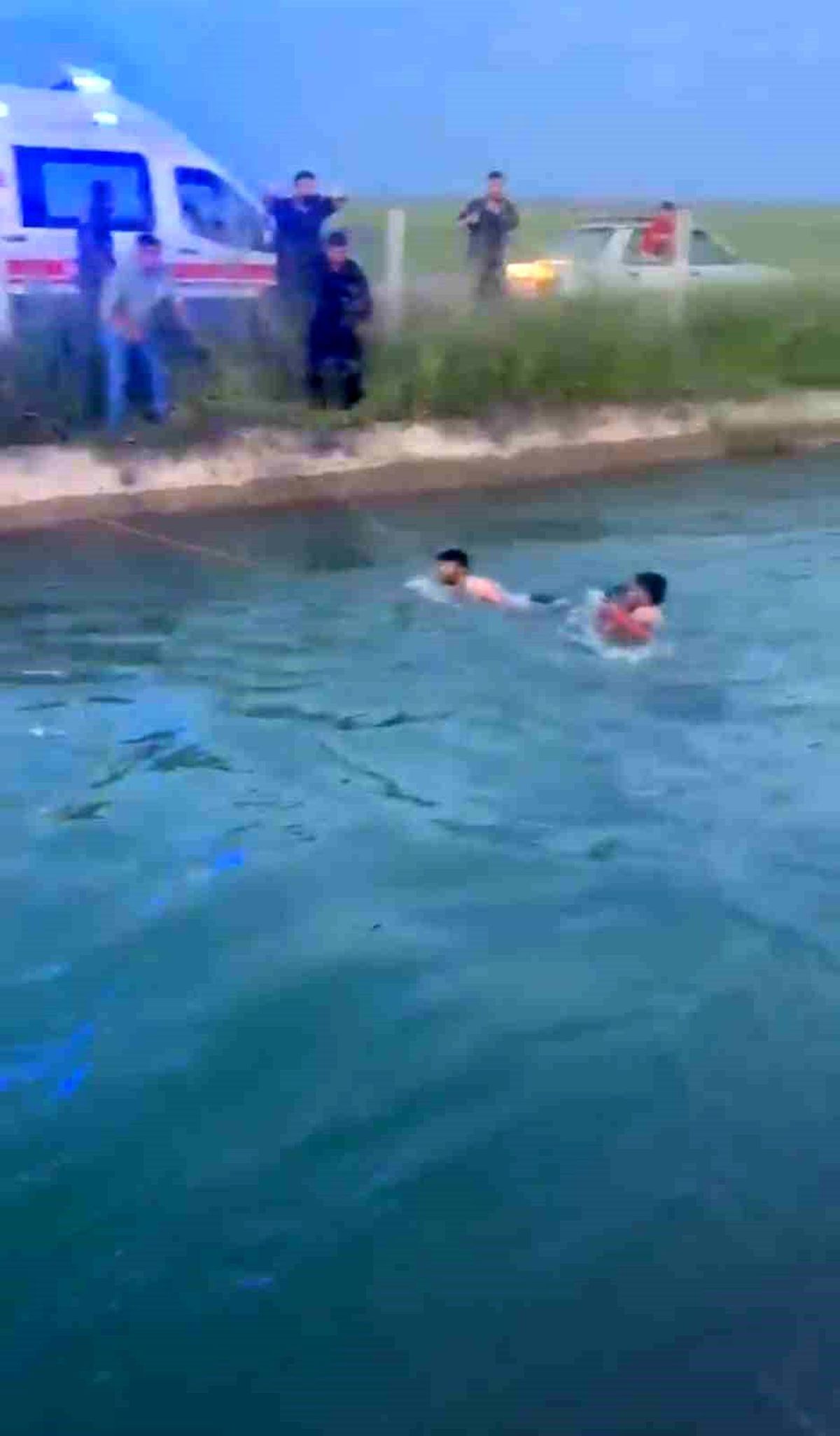 Şanlıurfa'da otomobil sulama kanalına devrildi: 2 kadını vatandaşlar kurtardı