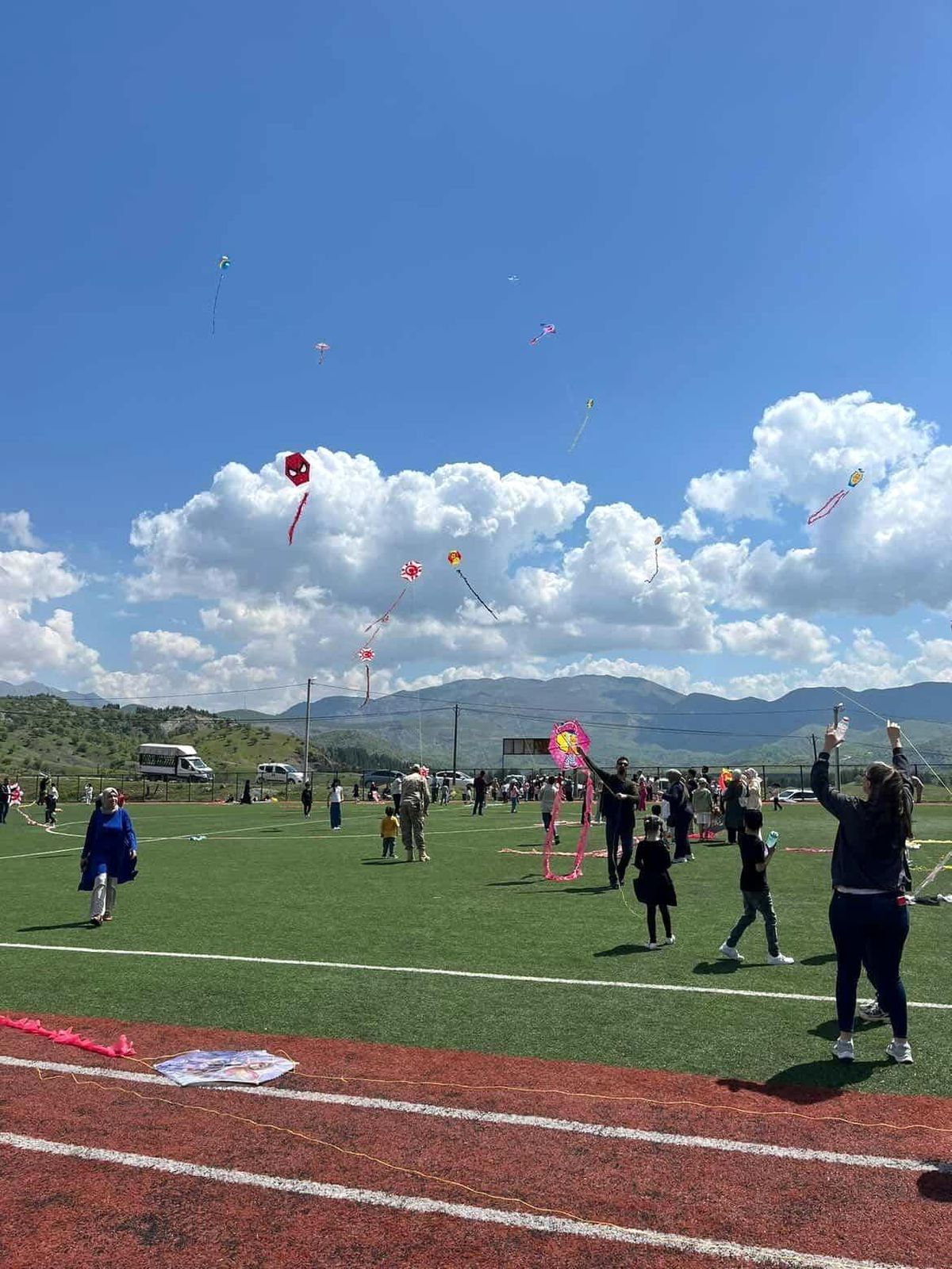 Siirt'te öğrenciler uçurtma şenliğinde gökyüzünü renklendirdi