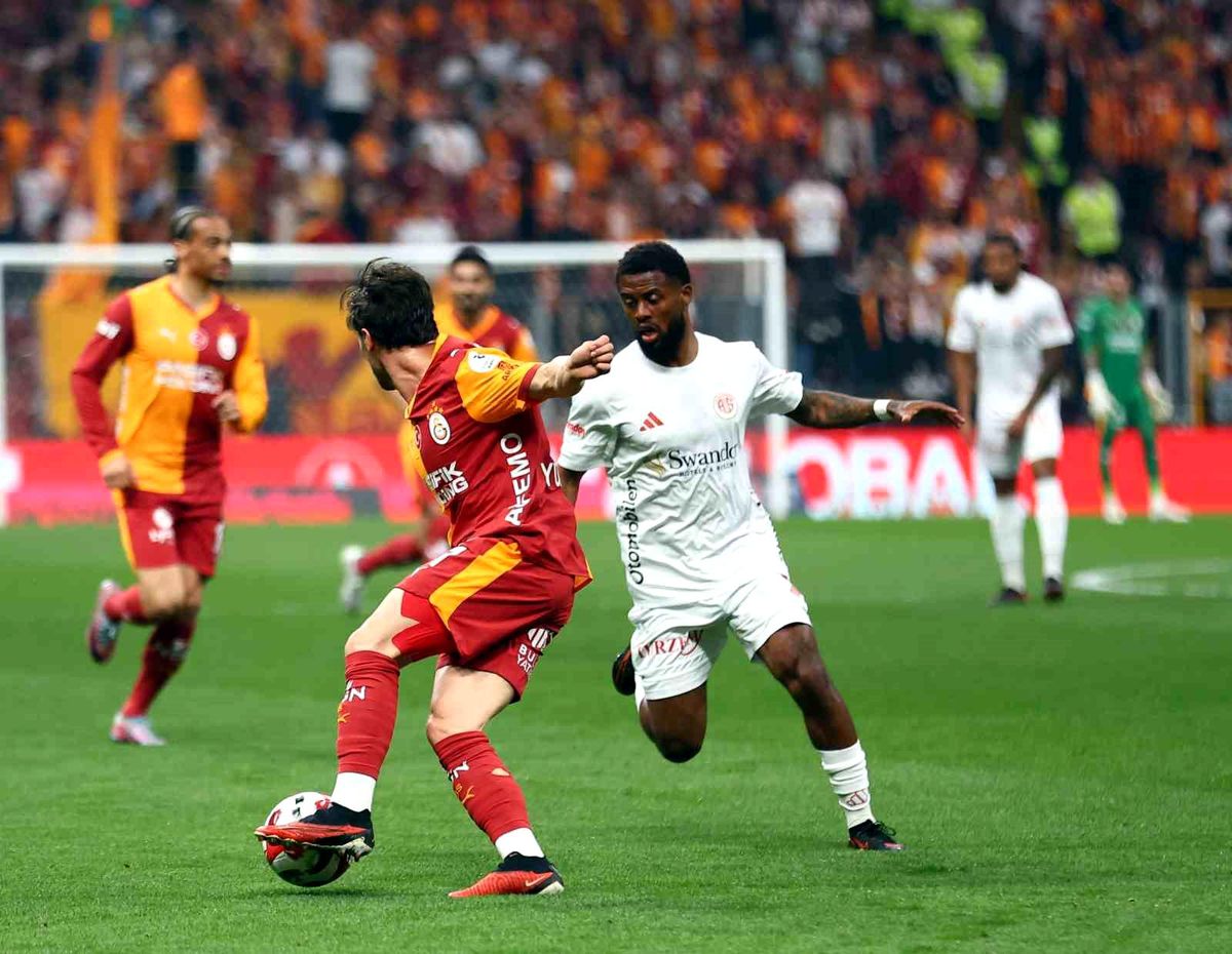 Trendyol Süper Lig: Galatasaray: 0 Antalyaspor: 0 (Maç devam ediyor)