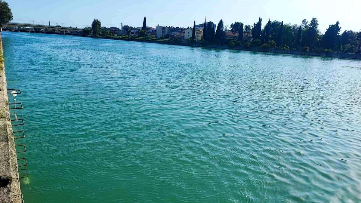 Adana'da serinlemek için girdiği nehirde kaybolan genç hastaneye kaldırıldı