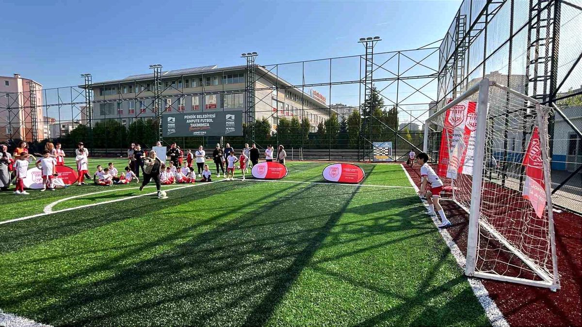 Anneler Günü'nde çocuklarına penaltı attılar