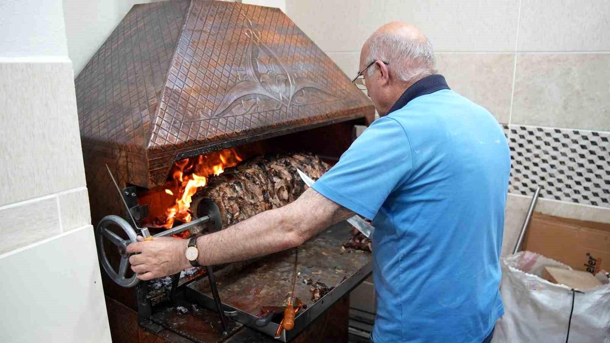 Anneler gününde 100 kilo çağ kebabı ikram ettiler