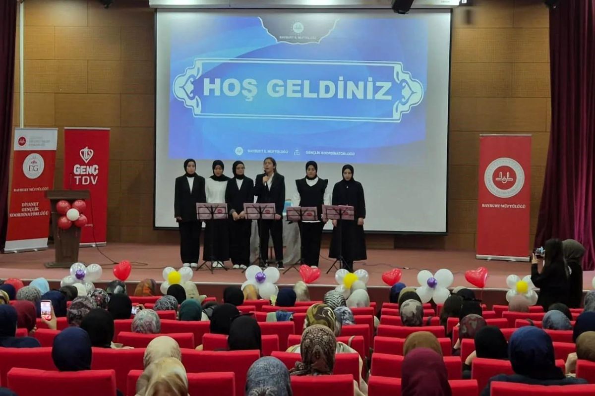 Bayburt'ta üniversite öğrencileri yıl sonu buluşmasında bir araya geldi