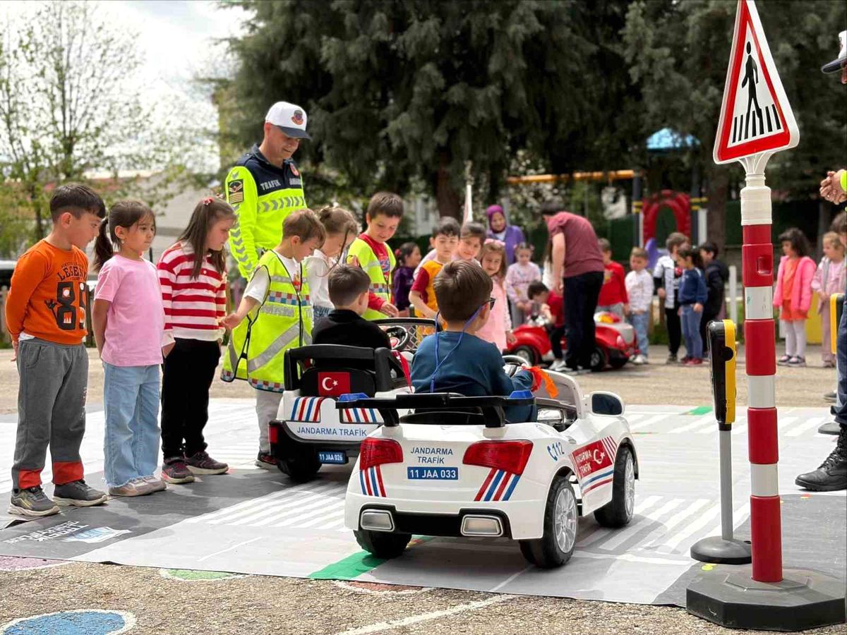 Bilecik'te öğrencilere trafik eğitimi