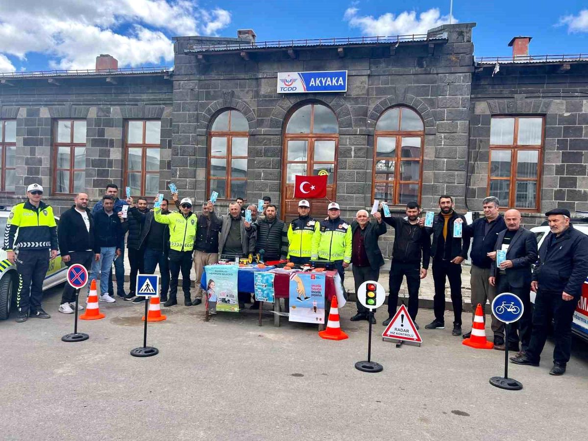 "Bir Kural Bir Ömür" Uyarısı: Akyaka'da trafik denetiminde hayat kurtaran bilgilendirme