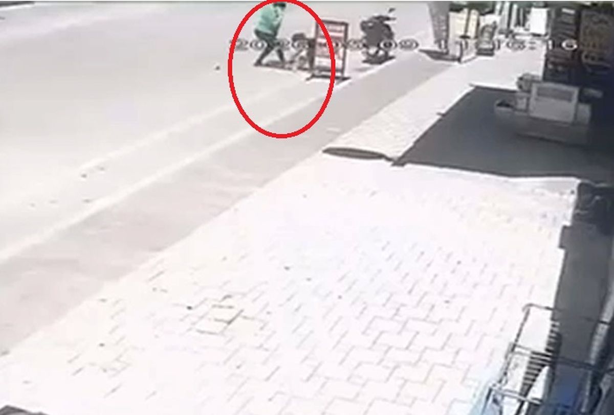 Çocuğunu sokakta darbeden anne, adli kontrolle serbest bırakıldı