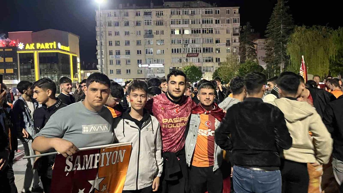 Çorum'da Galatasaray taraftarlar sokakları bayram yerine çevirdi