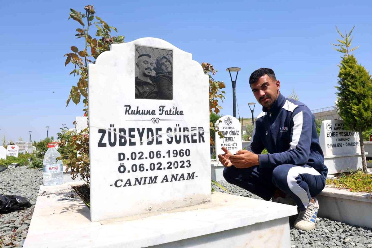 Deprem mezarlığında buruk anneler günü