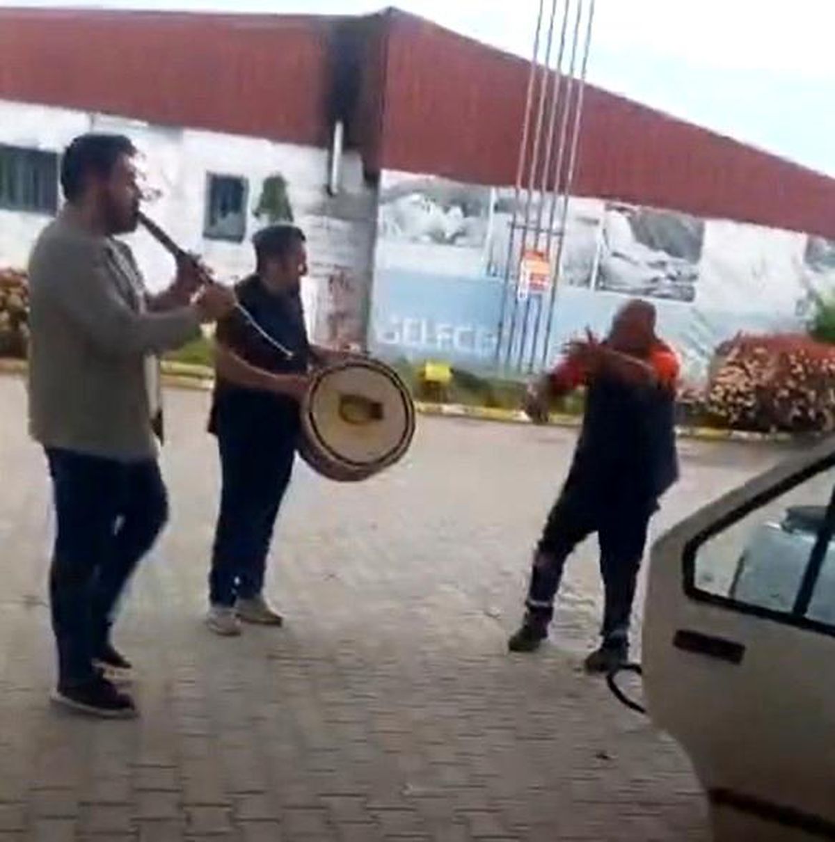 Düzce'de akaryakıt istasyonunda renkli görüntüler: Klarnetçi ve davulcu çaldı, pompacı oynadı