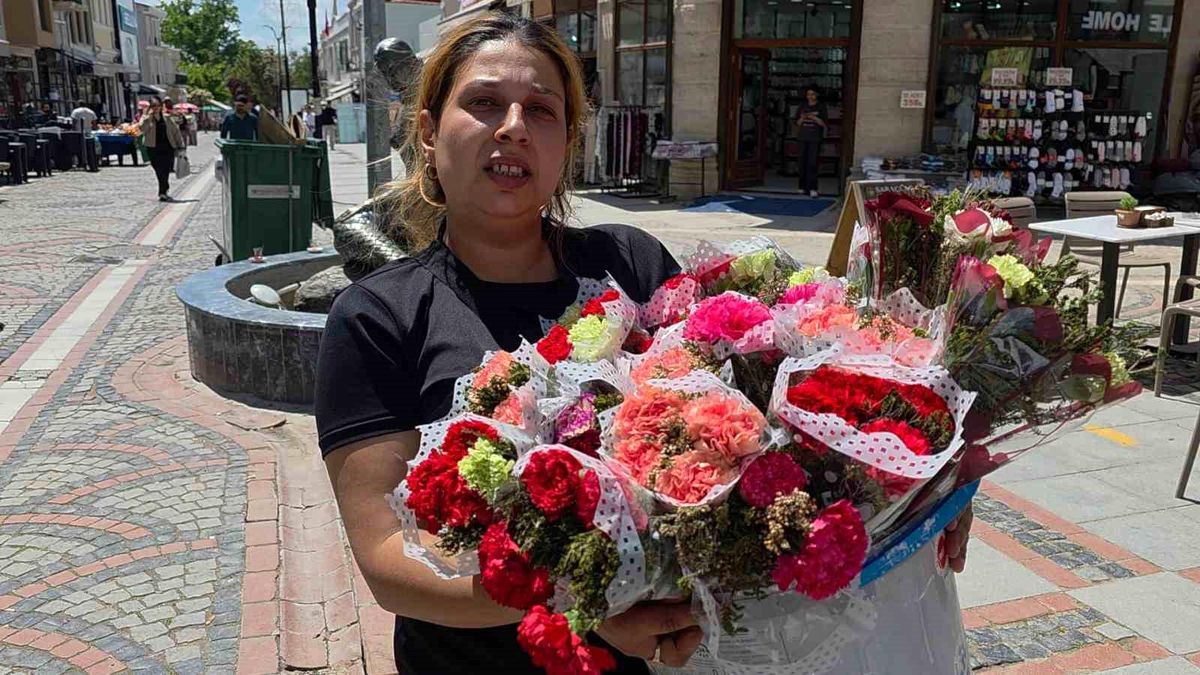 Edirne'de Anneler Günü'nde çiçek satan kadınlar