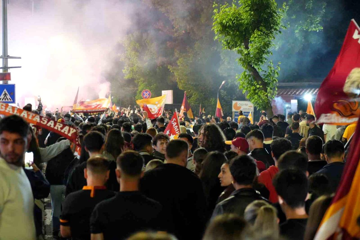 Edirne'de Galatasaraylı taraftarlardan meşaleli şampiyonluk kutlaması