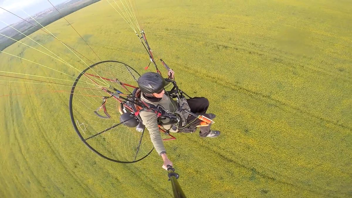 Edirne'nin 'sarı altın çiçeği' kanola tarlaları üzerinde paramotorla uçtu