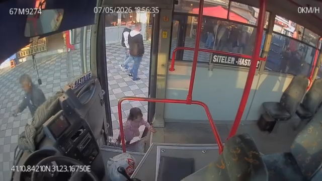 Emekleyerek otobüse binen kız çocuğunu fark eden şoför, o anları anlattı 6 emekleyerek otobuse binen kiz 19830833 3837 4 m
