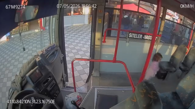 Emekleyerek otobüse binen kız çocuğunu fark eden şoför, o anları anlattı 3 emekleyerek otobuse binen kiz 19830833 6682 1 m