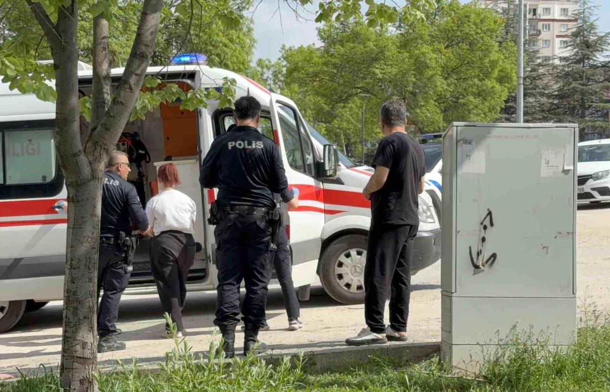 'Erkek arkadaş' kavgasında 3 kız bıçakla yaralandı