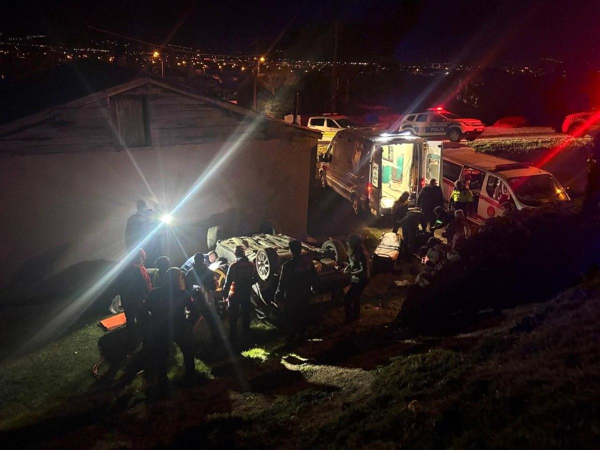 Erzincan'da otomobil evin bahçesine devrildi: 2 yaralı