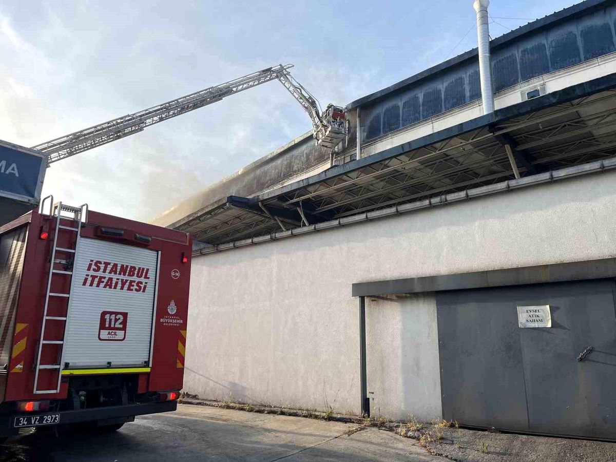 Esenyurt'ta plastik poşet fabrikasında yangın