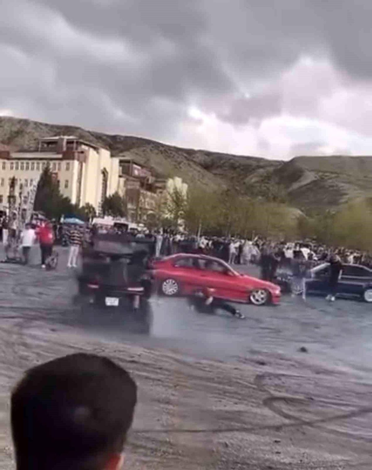 Fuarda otomobil ile drift atan sürücü görevliye çarptı: O anlar kamerada